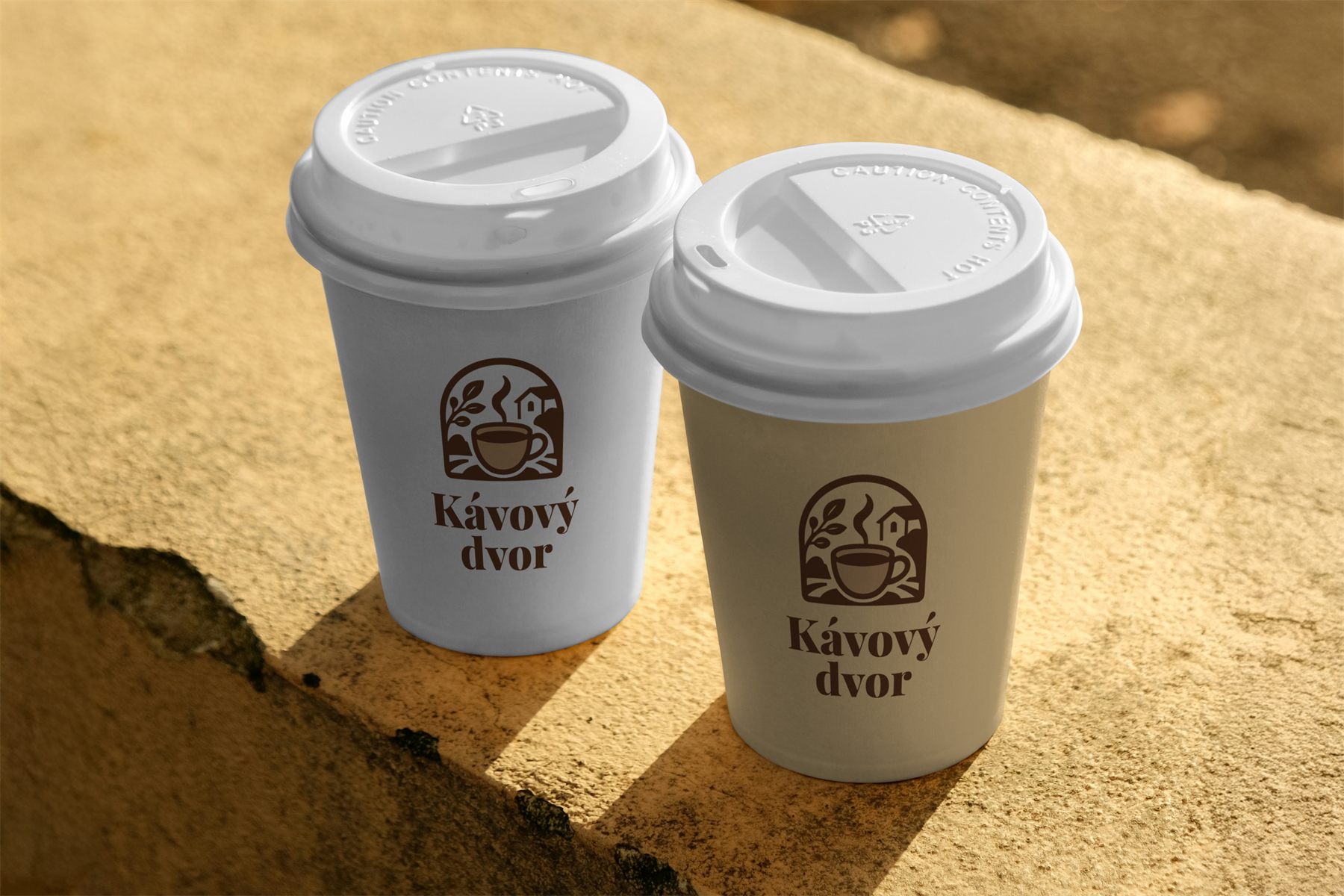 Dva kelímky s logom Kávový dvor na kamennom schode
